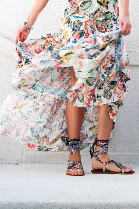 Sandali avvolgenti con foulard in seta "Tile".